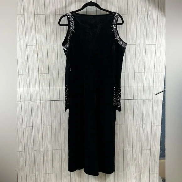 Made with Love Cold Shoulder Dress - Picture 2 of 9